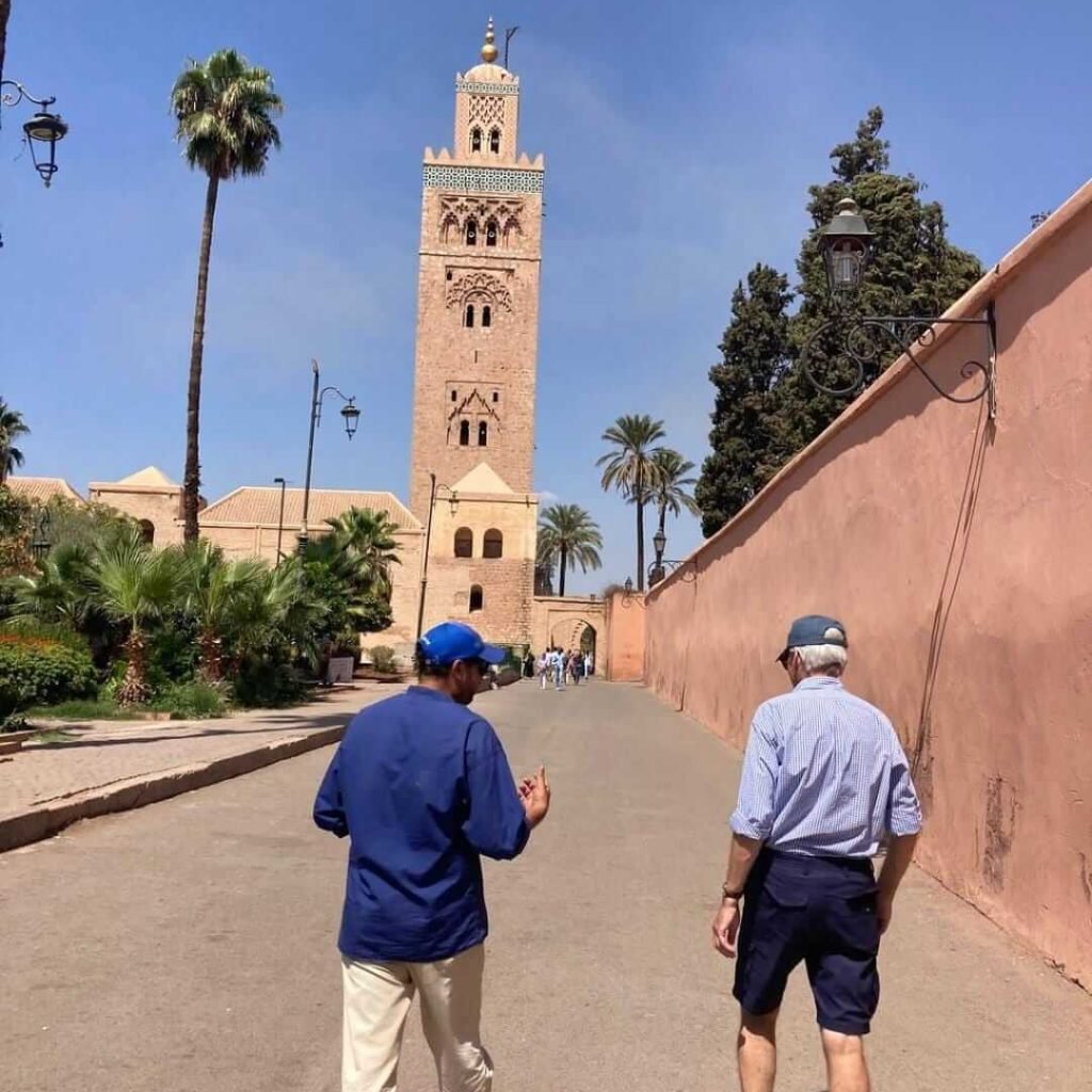 Private guide walking tourists to Koutoubia Mosque in Marrakech Medina